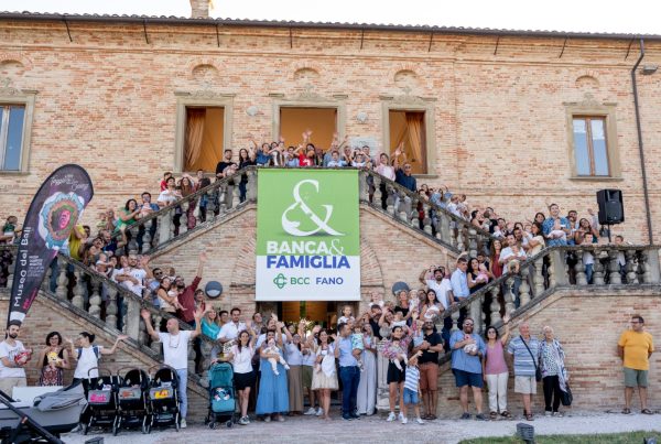 BCC Fano, Banca e Famiglia. Foto di gruppo famiglie premiate 2023