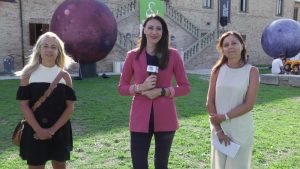 Da sinistra Lucia Borchia, Simona Zonghetti, direttrice di Fano Tv e Lucia Pierini durante la presentazione a Banca&Famiglia