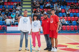 La premiazione sul parquet di Senigallia con la vicetitolare della filiale di Senigallia Giovanna Maria Ghetti