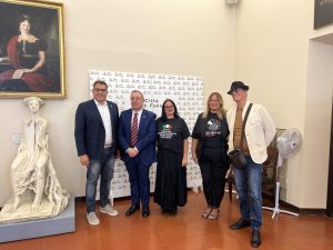 Carnevale di Fano. Da sinistra l'assessore al turismo e grandi eventi Alberto Santorelli, Valerio Corradi e Maria Floria Giammarioli, rispettivamente presidente e tesoriere del Centro Coordinamento Maschere Italiane, la presidente dell'ente Carnevalesca Valentina Bernardini e l’attore Simone Diotallevi, il Vulòn